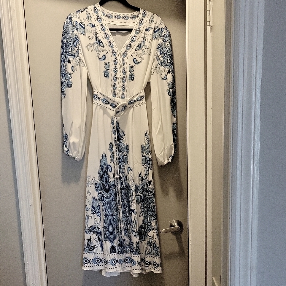 Beautiful Ladies Sz XL White Maxi Dress W Blue Pattern